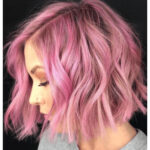 Kurzer Bob in leuchtendem Pink