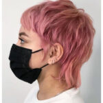 Kurzer, struppiger rosa Haarschnitt