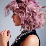 Kurze lockige Haare in Pink